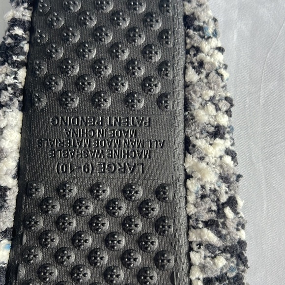 Black and white slippers - Picture 4 of 4